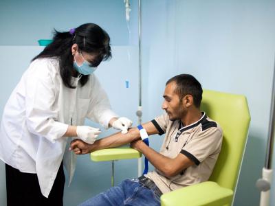 Goderdzi Rajabishvili, an ambulatory patient at the National Centre for Tuberculosis and Lung Disease in Georgia’s capital, Tbilisi, receives his twice-daily infusion of imipenem, an antibiotic used to treat MDR-TB. 