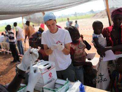 Following confirmation of measles cases among children in several camps for internally displaced people in Bangui, Central African Republic, MSF is vaccinating 68,000 children in five camps in the city in order to prevent an outbreak. 
