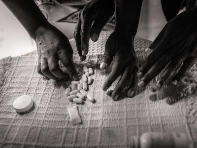 HIV_Mozambique_pills_AndreFrancois_2012_MSF124560