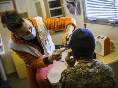 Alix Bommelear is an MSF doctor working in a mobile clinic in the north of Paris. She spends her days providing medical care to homeless people, most of whom are migrants or refugees who cannot access medical care elsewhere.