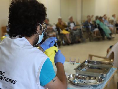 A member of MSF’s mobile vaccination team prepares a dose of COVID-19 vaccine at a nursing home in Shayle (Mount Lebanon). 