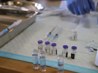 Doses of COVID-19 vaccines are being prepared before the vaccination