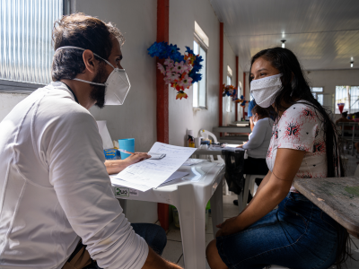 MSF medical doctor, Eduardo Rugani, talks to a patient.