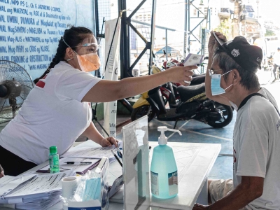 MSF staff checking the temperature of Tony, 69, at MSF TB mobile site, Tondo, Manila, Philippines, March 2023