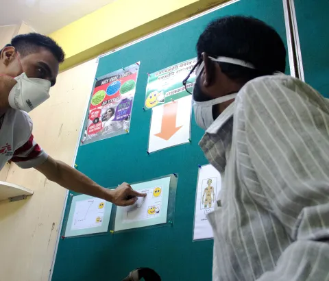 A Peer Educator in MSF Mumbai clinic conducting an educational session for a patient living with HIV, on 3rd line ART