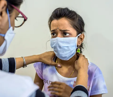 MSF Doctor Joan providing a consultation to Nischaya, an XDR-TB patient, in the MSF clinic in Mumbai, 2016