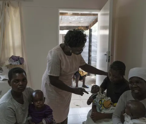 Alice Otiato, MSF’s Project Coordinator at the Epworth Clinic on Harare’s outskirts, talks to a mother at Epworth Clinic. Her child is severely handicapped and the mother is upset that people have told her she is to blame. Alice encourages the mother to be strong and not to listen to unfriendly words from other people. ‘The only thing that matters is your child,’ Alice reassures her.