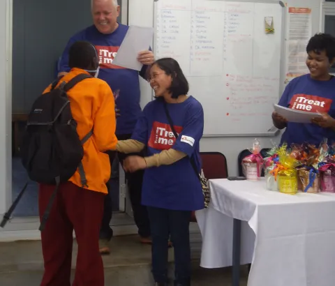 In Swaziland, 99 patients from Matsapha clinic and 35 from Mankayane hospital who had successfully completed their treatment for drug-resistant TB received honorary certificates from MSF saying, “I got tested and cured of TB”.