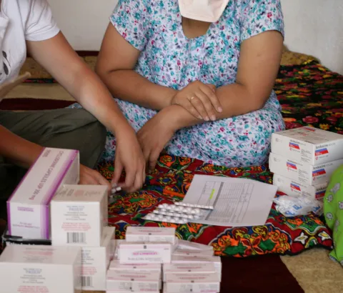 MSF nurse Cindy Gibb in Tajikistan counts out a monthly supply of drugs that will be taken by two members of the same family who are being treated for multi-drug resistant tuberculosis. 