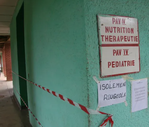 En réponse à une épidémie de rougeole, MSF  a mené en partenariat avec le ministère de la Santé une campagne de vaccination dans la province du Katanga en RDC. 