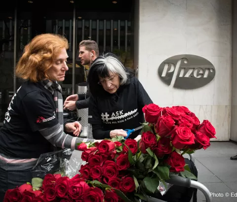 On April 27th 2016, dozens of volunteers from Doctors Without Borders/ Medecins Sans Frontieres (MSF) delivered to Pfizer global headquarter in New York, the names of nearly 400 000 people asking Pfizer and GlaxoSmithKline (GSK) to reduce the price of the pneumonia vaccine to 5 dollars per child in developing countries.