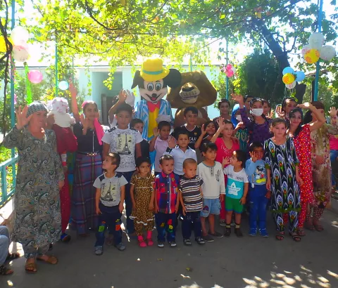 In Tajikistan, in an attempt to breakup the everyday routine for children undergoing TB treatment, MSF’s psychosocial team organises celebration parties as part of MSF’s pediatric therapeutic play programme. 