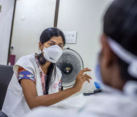 Pooja Iyer, MSF counselor, providing counseling to Hanif, an XDR-TB patient, in the MSF clinic in Mumbai. India 2016