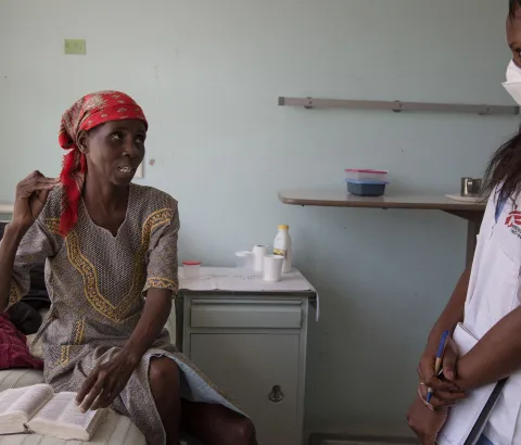 Tholakele (left), 39, MDR-TB patient, is talking to Yenziwe Malaza (right), MSF Psychosocial Supervisor from the Moneni project. National TB Hospital, Moneni, Manzini Region, Swaziland.