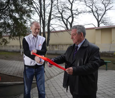 Mark Walsh, head of mission for MSF in Ukraine officially opening MSF’s project with Ivan Dudla, medical specialist from the regional health authorities in Mykolaiv.