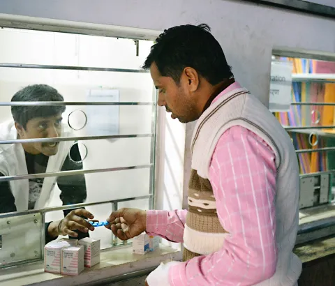 MSF Nurses Jijo Xavier dispenses drugs to a patient at MSF’s hepatitis C clinic located in PL Sharma District Hospital, Meerut. 