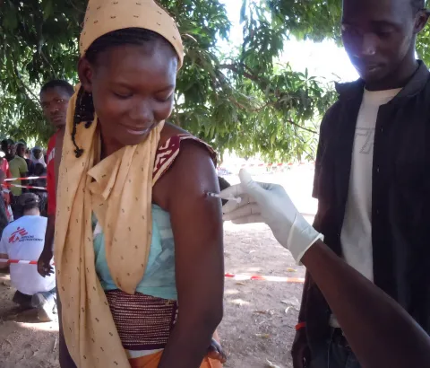 Un nouveau vaccin prometteur (MenAfriVac), pouvant empêcher le déclenchement d'épidémies de la forme la plus mortelle de la méningite en Afrique, a été introduit en décembre au Mali. MSF a participé à cette campagne de vaccination contre la méningite à méningocoque A menée par les autorités sanitaires du pays et a apporté son soutien dans trois districts. D'ici fin 2011, le Mali devrait avoir vacciné toutes les personnes les plus à risques, âgées de 1 à 29 ans.