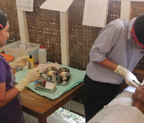 An MSF doctor begins the process for the CMV injection treatment.