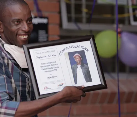 Siyabulela Qwaka is the fourth patient cured of drug resistant TB in MSF’s project in Khayelitsha, South Africa. His story is an inspiration for patients currently fighting the new form of tuberculosis against which existing drugs are of limited effectiveness.