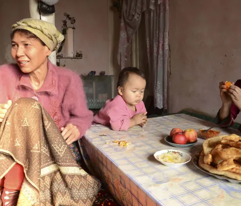 MDR-TB patient Rohatay Abdullaeva at her home with a grandson Atabek and daughter Nadira, town of Hojeily, Karakalpakstan (Uzbekistan). Photograph by Natalia Sergeeva