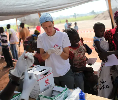 Following confirmation of measles cases among children in several camps for internally displaced people in Bangui, Central African Republic, MSF is vaccinating 68,000 children in five camps in the city in order to prevent an outbreak. 