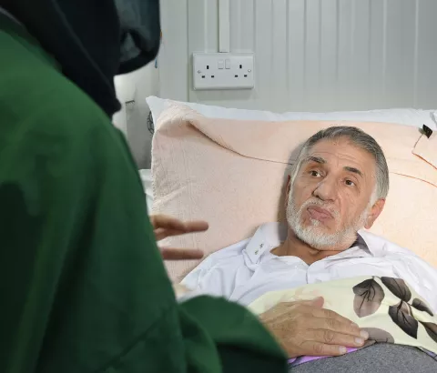 Hani Tah Suleyman, 63 years old, in his room during a psychological support session, in MSF’s post-operative care facility in East Mosul.