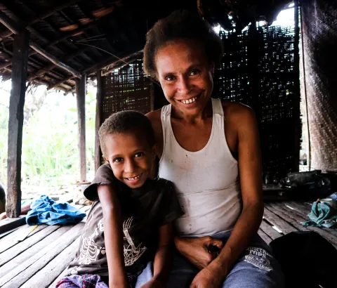 Both Meme Mahiro (5) and his mother Kari Dusty are on treatment for tuberculosis. In the beginning, the other villagers isolated them, but once they saw how both patients improved, they returned to normal behaviour. Stigmatisation is a severe additional burden for TB patients, and outreach activities are an essential part of the project.