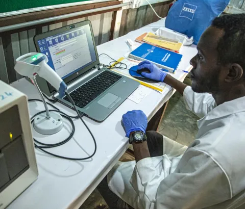Muhanned Elnour, laboratory supervisor at MSF’s hospital in Al Kashafa refugee camp, in Sudan’s White Nile state, analyses data on the computer.