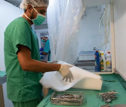 At MSF’s post-operative care hospital in Mosul (Iraq), infection and prevention control (IPC) measures are implemented. One of the pillars of IPC consists in cleaning, sterilizing and sanitizing. Here, an MSF nurse is preparing equipment prior to a surgery.