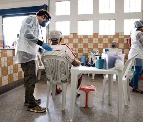 In addition to mobile clinics targeting people living in homelessness, in partnership with the city of Rio de Janeiro, MSF conducted health promotion, screening and medical care activities at a low-cost restaurant in Bonsucesso.