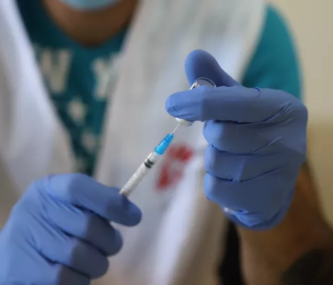 A member of MSF’s mobile vaccination team prepares a dose of COVID-19 vaccine.