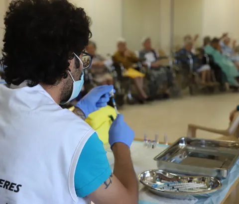 A member of MSF’s mobile vaccination team prepares a dose of COVID-19 vaccine at a nursing home in Shayle (Mount Lebanon). 