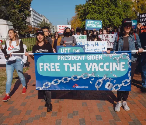 On November 10, MSF held a demonstration in front of the White House in Washington, DC, calling on the Biden administration—which gave pharmaceutical corporations billions of US taxpayer dollars to develop COVID-19 vaccines—to do more to ensure global vaccine equity.