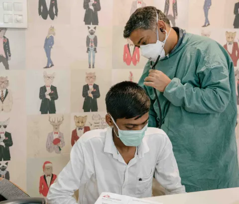 Dr Samsuddin Khan performs physical exam of Deepak Sabhash Shegar, a person living with DR-TB, at MSF DR-TB clinic, Chembur, Mumbai, India, 2022
