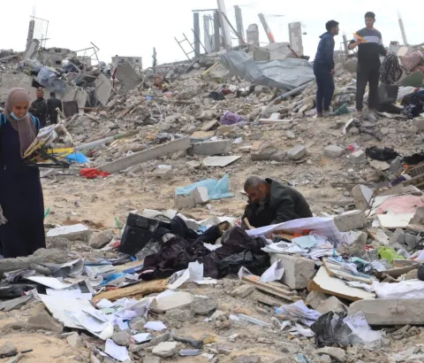 After 15 months Israel‘s war on Gaza, Palestine, and the implementation of the ceasefire on 19 January 2025, displaced Palestinians are attempting to return home to the southern city of Rafah. While people try to rebuild the ruins, Rafah is totally destroyed, with homes, shops, streets and healthcare facilities in ruins and electricity and water systems damaged – and unsafe due to scattered unexploded ordnance in the ruins of buildings.