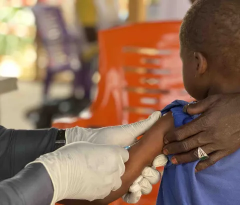 Adré, eastern Chad. A little boy, accompanied by his mother, is getting vaccinated by an MSF staff at the clinic run by the team in Adré transit camp. Our team vaccinated children and teenagers, from 6 months to 14 years, both from the refugee camp and from the surrounding host communities. In Chad, measles outbreaks remain recurrent.