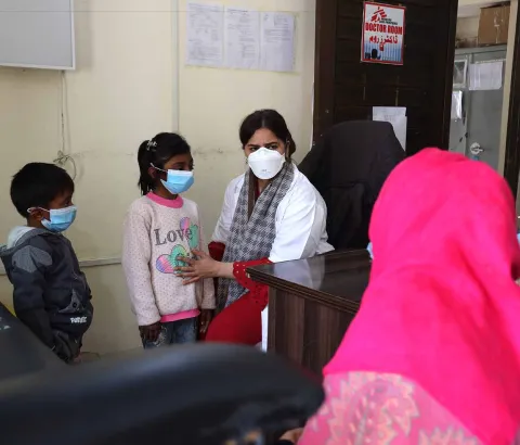 MSF doctor Dr. Maham Khalid interacts with the mother of five-year-old Hareem and four-year-old Ahmad during a consultation at the MSF-supported Programmatic Management of Drug-Resistant Tuberculosis (PMDT) site in Gujranwala, Punjab.