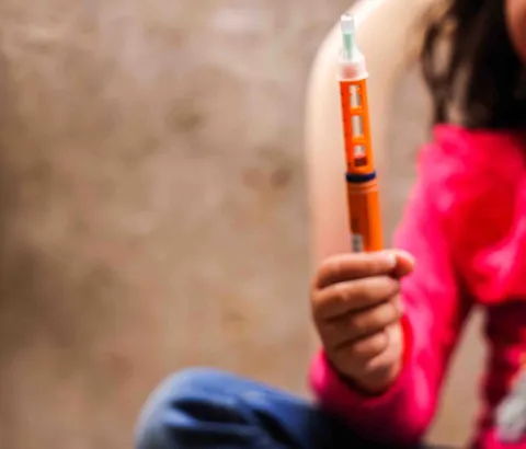A close-up of Siwar holding her insulin pen. Siwar has type 1 diabetes and received her insulin pen from the MSF clinic in Arsal. Drawing on Siwar's experience, her father explains to how insulin pens make life easier for diabetic kids.